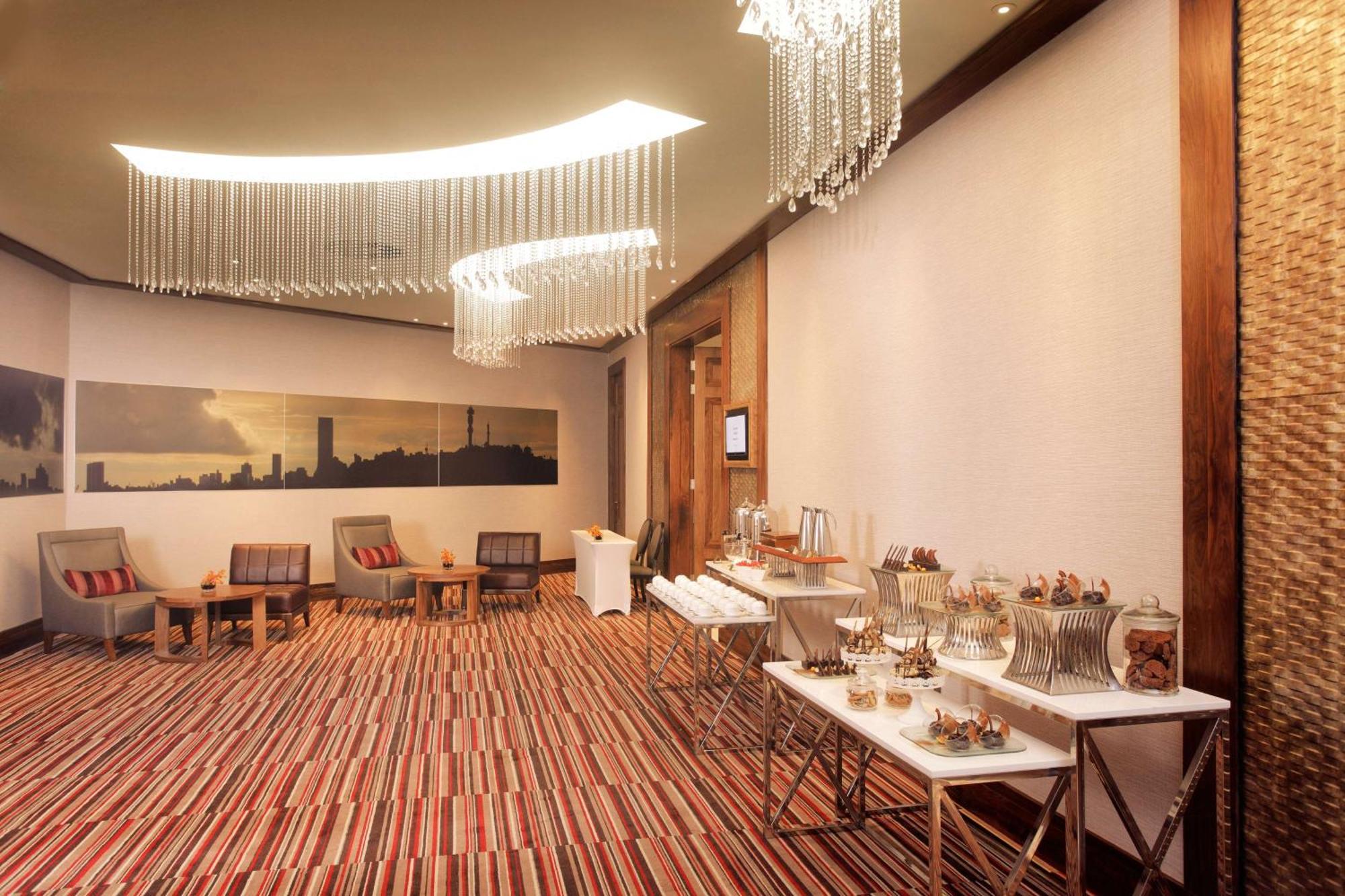 Sandton Sun And Towers Johannesburg Exterior photo The lobby of the 100 Lincoln Street building