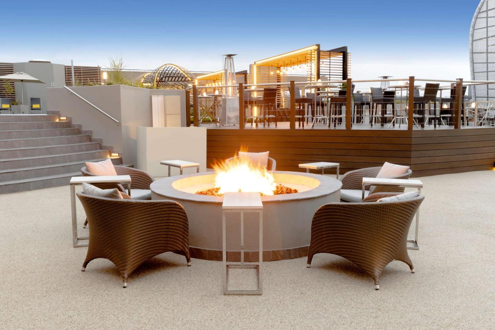 Sandton Sun And Towers Johannesburg Exterior photo The rooftop lounge at the Hilton San Francisco
