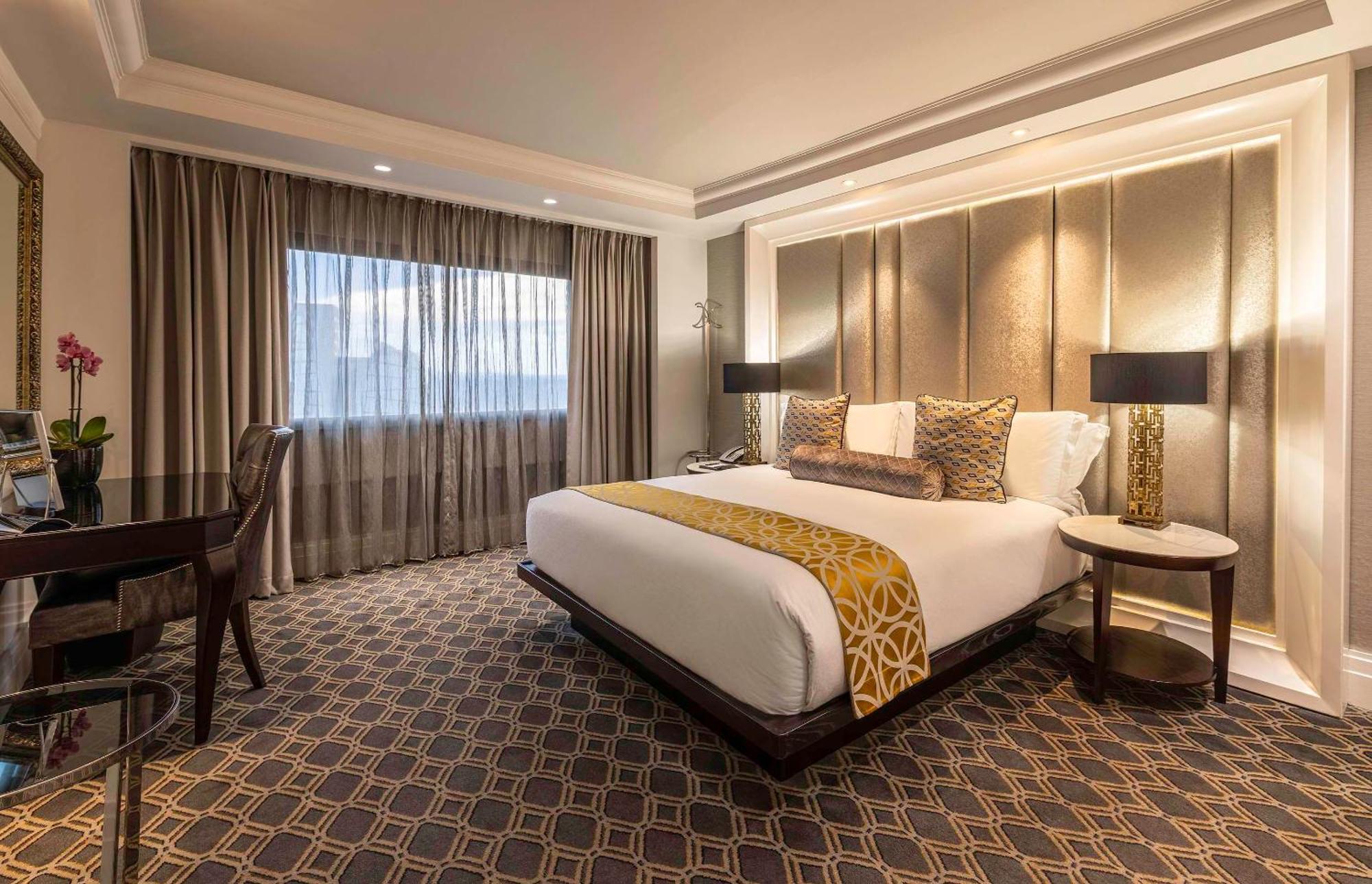Sandton Sun And Towers Johannesburg Exterior photo Deluxe Room