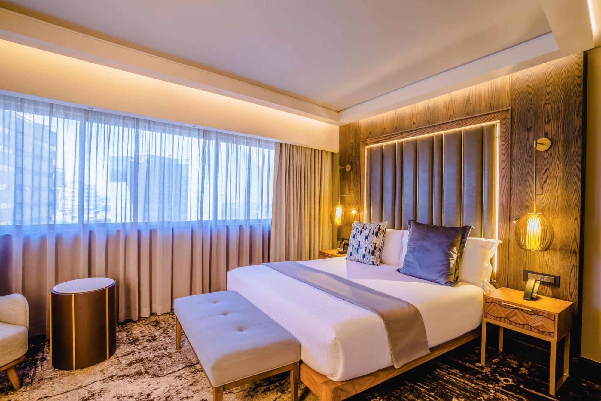 Sandton Sun And Towers Johannesburg Exterior photo Deluxe Room