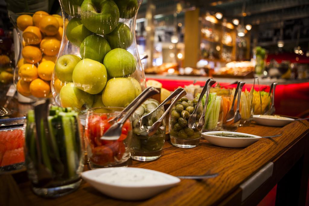 Sandton Sun And Towers Johannesburg Exterior photo A salad bar