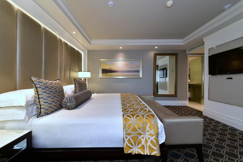 Sandton Sun And Towers Johannesburg Exterior photo A bed runner